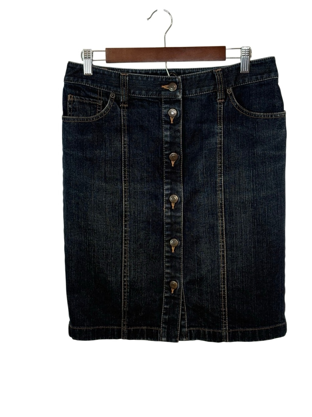 Loft Denim Skirt with Buttons Down the Front.
Size 6. Great Condition!